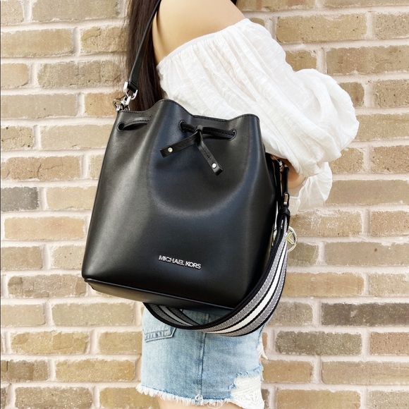 Gaby’sBags👜💕-NWT Michael Kors Bucket Bag Black - Picture 5 of 6